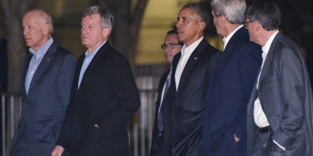 (L-R) US Vice President Joe Biden, US Ambassador to China Max Baucus, US President Barack Obama, US Secretary of State John Kerry, and US Treasury Secretary Jacob Lew walk across Pennsylvania Avenue from Blair House to the White House following a dinner with China's President Xi Jinping on September 24, 2015 in Washington, DC. 