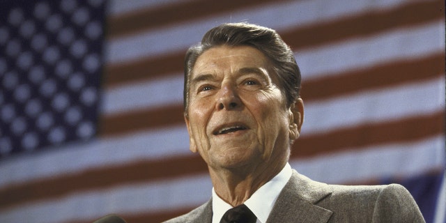 Presiden Ronald W. Reagan berbicara pada penggalangan dana untuk kampanye Kandidat Senat Linda Chavez pada 1 Oktober 1986.