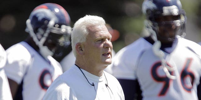 El coordinador defensivo de los Denver Broncos, Larry Coyer, lidera la defensa durante una práctica durante el minicampamento el 7 de julio de 2006, en el Paul D. Bowlen Memorial Broncos Center en Dove Valley Business Park en Englewood, Colorado. 