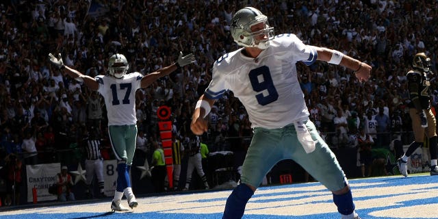 Tony Romo ve Sam Hurd golü kutluyor