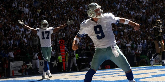 El mariscal de campo de los Dallas Cowboys, Tony Romo, a la derecha, y el receptor Sam Hurd de los Dallas Cowboys celebran después del touchdown de 15 yardas de Romo contra los St. Louis Rams en el Texas Stadium en Irving, Texas, el 30 de septiembre de 2007.