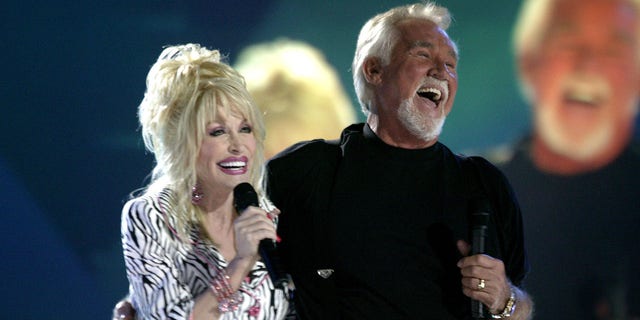 Dolly Parton and Kenny Rogers performed their hit song "Islands in the Stream" at CMT's 100 GREATEST DUETS concert in 2005.