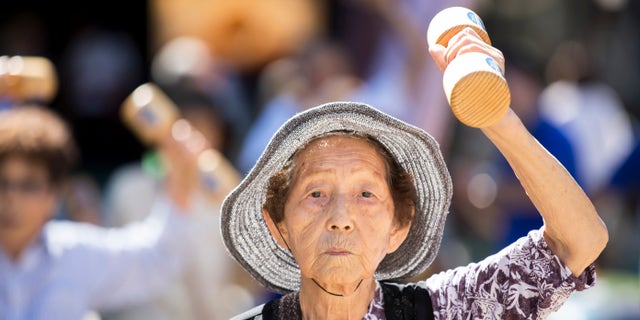 Profesor de Yale sugiere que el 'suicidio masivo' de ancianos es 'inapropiado' pero comprensible: Comentarista japonés 4 gente haciendo deporte