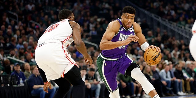 Bucks win NBA-best 13th straight game despite Giannis Antetokounmpo's early exit due to knee injury - Fox News