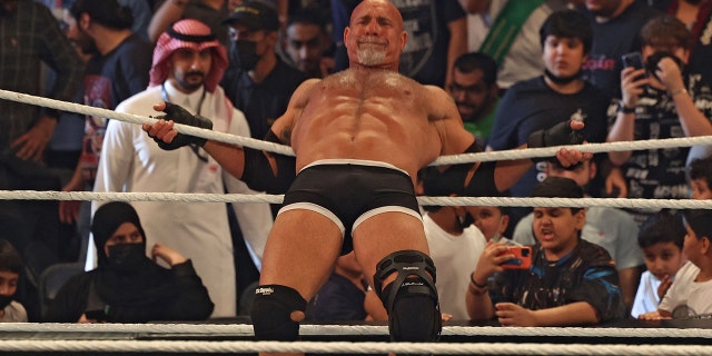 Goldberg se estira antes de su combate durante el pago por evento Crown Jewel de World Wrestling Entertainment (WWE) en Riad, Arabia Saudita, el 21 de octubre de 2021.