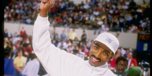 Greg Foster celebra después de establecer un nuevo récord mundial durante el encuentro Sunkist Track en Los Angeles Memorial Coliseum.