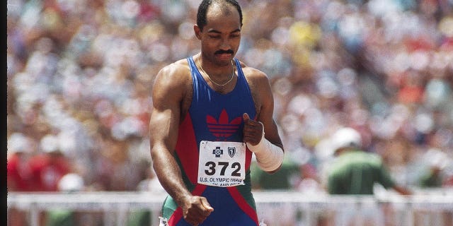 Greg Foster, tres veces campeón del mundo en los 110 metros con vallas, murió en paz en su casa.