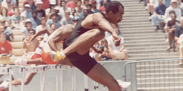 Greg Foster compite en un evento de atletismo no identificado a mediados de la década de 1980.