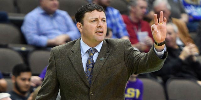 El entrenador asistente Greg Heiar envía señales a sus jugadores durante la primera ronda del Torneo de Baloncesto de la NCAA contra los Bulldogs de Yale en el VyStar Veterans Memorial Arena el 21 de marzo de 2019 en Jacksonville, Florida. 