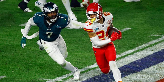 Skyy Moore de los Kansas City Chiefs se enfrenta a Haason Reddick de los Philadelphia Eagles en el Super Bowl LVII el 12 de febrero de 2023.