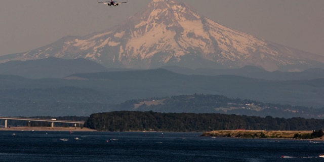 Gunung Hood di luar Sungai Willamette selama gelombang panas di Portland, Oregon, AS, pada Senin, 28 Juni 2021.