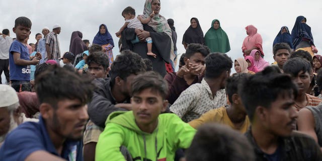 Un barco con 71 refugiados rohingya llega a Indonesia 4 Rohingyas descansan en la playa de Lampana Lunga después de desembarcar en Aceh Besar, provincia de Aceh, Indonesia, el 16 de febrero de 2023.