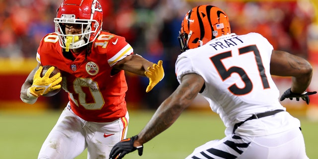 Isiah Pacheco (10) de los Kansas City Chiefs lleva el balón contra Germaine Pratt (57) de los Cincinnati Bengals durante el tercer cuarto del juego de campeonato de la AFC en el GEHA Field en el Arrowhead Stadium el 29 de enero de 2023 en Kansas City, Mo.