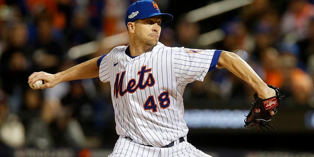 New York Mets'ten Jacob deGrom, 8 Ekim 2022'de New York City'nin Queens ilçesindeki Flushing semtinde Citi Field'da NL Wild-Card Serisinin 2. Maçı sırasında San Diego Padres'e karşı mücadele ediyor. 