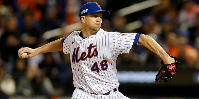 Jacob deGrom de los Mets de Nueva York en acción contra los Padres de San Diego en el Juego 2 de una serie de comodines de la Liga Nacional en Citi Field el 8 de octubre de 2022 en el vecindario Flushing del distrito de Queens en la ciudad de Nueva York. 