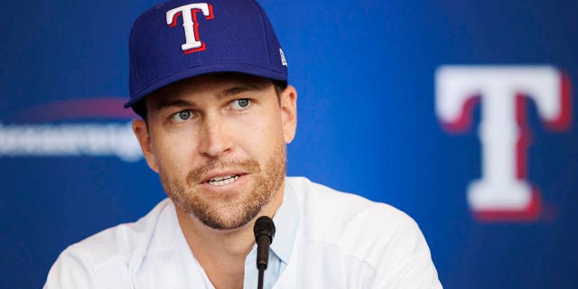 Jacob deGrom de los Texas Rangers habla con los medios durante una conferencia de prensa introductoria en Globe Life Field el 8 de diciembre de 2022 en Arlington, Texas.