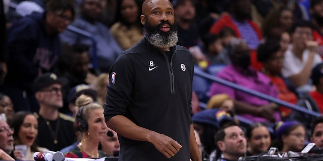 El entrenador en jefe de los Brooklyn Nets, Jacque Vaughn, reacciona en la segunda mitad contra los New Orleans Pelicans en el Smoothie King Center el 6 de enero de 2023 en Nueva Orleans.