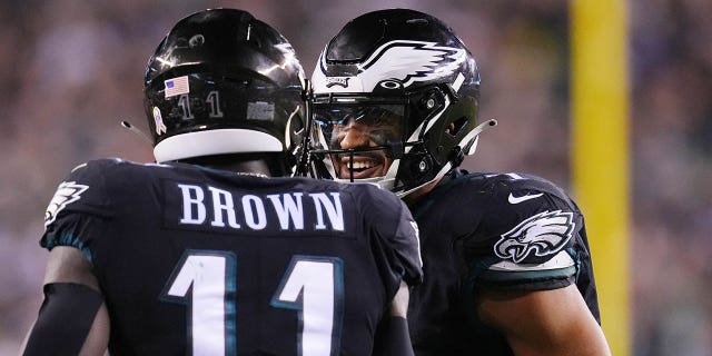 AJ Brown #11 de los Philadelphia Eagles celebra con el #1 Jalen Hurts después de un pase de touchdown de 6 yardas durante el tercer cuarto contra los Green Bay Packers en el Lincoln Financial Field el 27 de noviembre de 2022 en Filadelfia, Pensilvania.