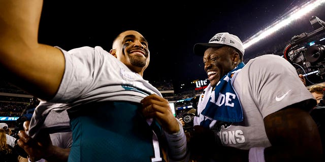 Jalen Hurts #1 y AJ Brown #11 de los Philadelphia Eagles sonríen en el campo después de que los Philadelphia Eagles vencieran a los San Francisco 49ers en el partido de fútbol americano de la NFL por el Campeonato de la NFC en el Lincoln Financial Stadium el 29 de enero de 2023 en Filadelfia, Pensilvania.