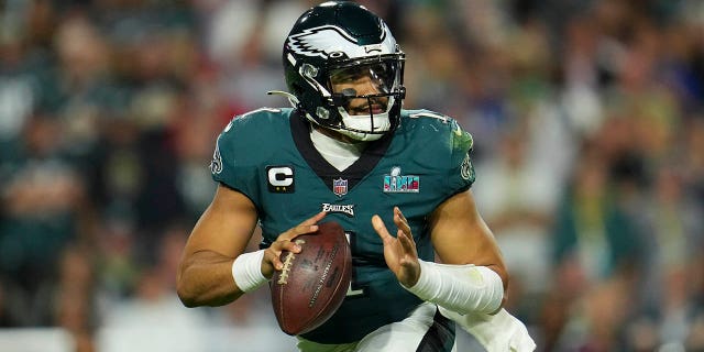 Jalen Hurts #1 de los Philadelphia Eagles cabecea el balón contra los Kansas City Chiefs durante el último cuarto del Super Bowl LVII en el State Farm Stadium el 12 de febrero de 2023 en Glendale, Arizona.