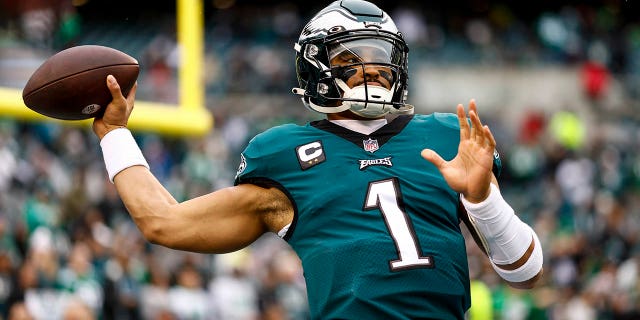Jalen Hurts #1 of the Philadelphia Eagles warms up prior to the NFC Championship NFL football game against the San Francisco 49ers at Lincoln Financial Field on January 29, 2023 in Philadelphia, Pennsylvania.