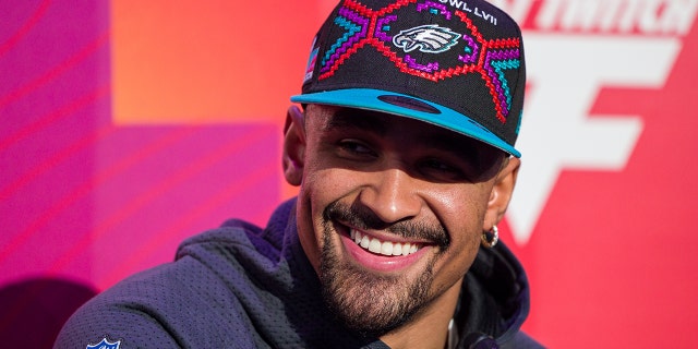 El mariscal de campo de los Philadelphia Eagles, Jalen Hurts, #1, habla con los medios durante la noche inaugural del Super Bowl LVII de la NFL el lunes 6 de febrero de 2023 en el Footprint Center en Phoenix.