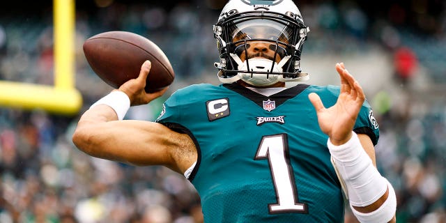 Jalen Hurts de los Eagles se calienta antes del juego de Campeonato de la NFC contra los 49ers de San Francisco en el Lincoln Financial Field el 29 de enero de 2023 en Filadelfia.