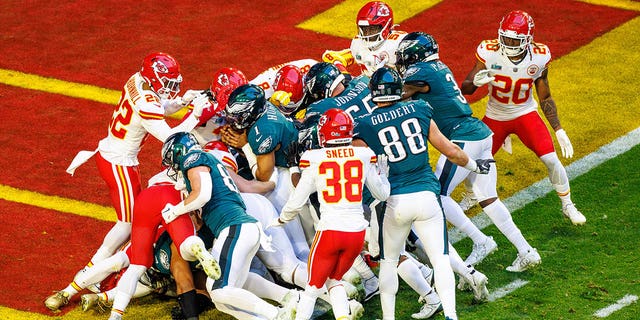 El mariscal de campo de los Philadelphia Eagles, Jalen Hurts, desliza el balón hacia la zona de anotación para un touchdown durante el Super Bowl LVII el 12 de febrero de 2023.