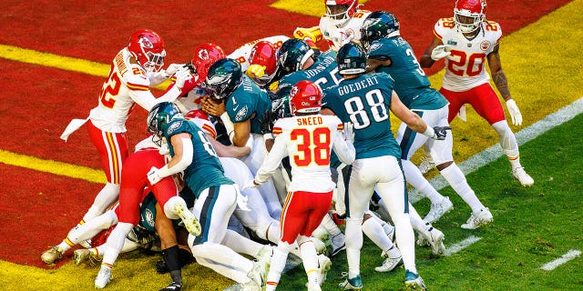 El mariscal de campo de los Philadelphia Eagles, Jalen Hurts, desliza el balón hacia la zona de anotación para un touchdown durante el Super Bowl LVII el 12 de febrero de 2023.