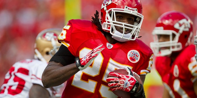 El corredor de los Chiefs, Jamaal Charles, corre para 22 yardas en un pase de pantalla contra los San Francisco 49ers en el Arrowhead Stadium en Kansas City, Missouri, el 26 de septiembre de 2010.