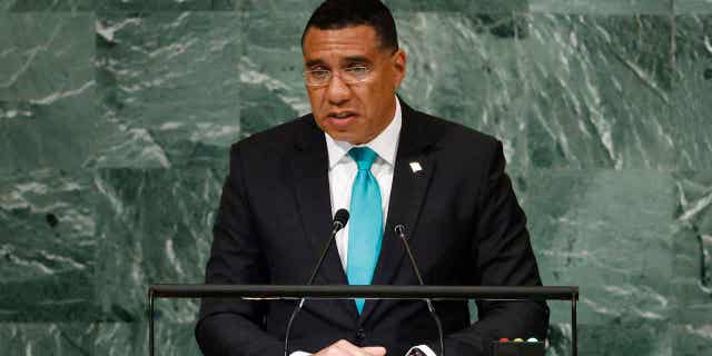 El primer ministro de Jamaica, Andrew Holness, no enfrentará cargos de corrupción en el caso de conflicto de intereses 4 El primer ministro de Jamaica, Andrew Holness, habla en la sede de las Naciones Unidas el 22 de septiembre de 2022. Un fiscal general de Jamaica dictaminó el 16 de febrero de 2023 que Holness no enfrentará cargos por un posible conflicto de intereses.