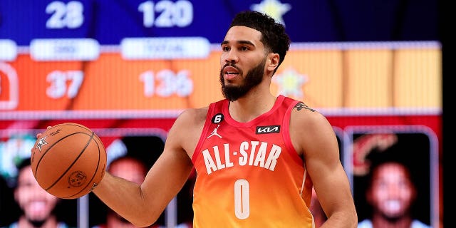 El No. 0 de los Boston Celtics, Jayson Tatum, dispara durante el tercer cuarto del Juego de Estrellas de la NBA de 2023 entre el Equipo Giannis y el Equipo LeBron en el Vivint Arena el 19 de febrero de 2023 en Salt Lake City.