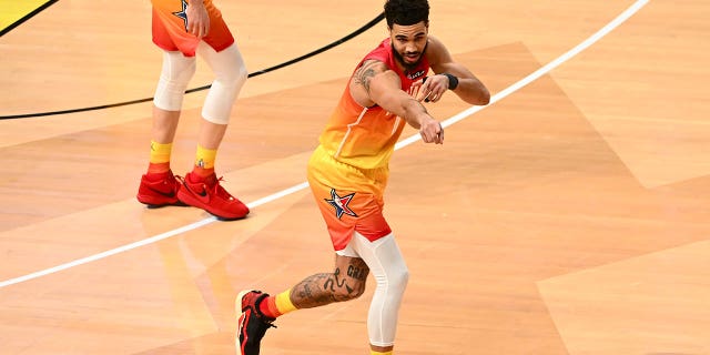 UJayson Tatum #0 weBoston Celtics usabela ngekota yesithathu ku-2023 NBA All Star Game phakathi kweThimba uGiannis neThimba LeBron eVivint Arena ngoFebhuwari 19, 2023, eSalt Lake City, e-Utah.