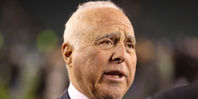 El propietario de los Philadelphia Eagles, Jeffrey Lurie, observa después de derrotar a los San Francisco 49ers para ganar el Juego de Campeonato de la NFC en el Lincoln Financial Field el 29 de enero de 2023 en Filadelfia, Pensilvania.