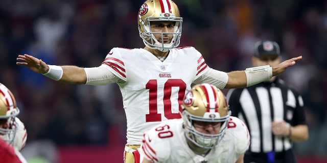   Jimmy Garoppolo #10 de los San Francisco 49ers pide una jugada durante la primera mitad de un partido contra los Arizona Cardinals en el Estadio Azteca el 21 de noviembre de 2022 en la Ciudad de México, México.