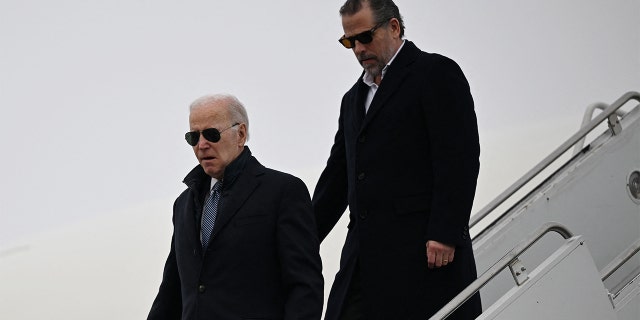 Presiden Biden, bersama putranya Hunter Biden, tiba di Pangkalan Garda Nasional Udara Lapangan Hancock di Syracuse, New York, pada 4 Februari 2023. 