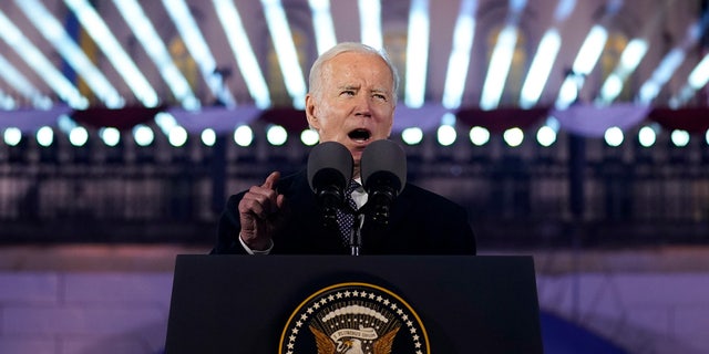 Presiden Joe Biden menyampaikan pidato menandai peringatan satu tahun invasi Rusia ke Ukraina, Selasa, 21 Februari 2023, di Royal Castle Gardens di Warsawa.