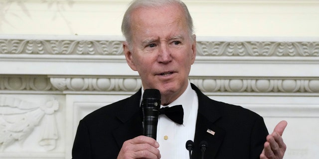 El presidente Biden habla durante una cena de recepción para los gobernadores y sus cónyuges en el Comedor de Estado de la Casa Blanca el 11 de febrero de 2023 en Washington, D.C. 