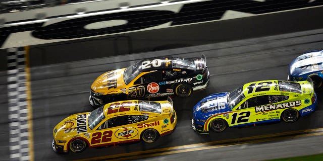 Joey Logano, conductor del Shell Pennzoil Ford n.º 22, cruza la línea de meta para ganar el Duelo de vacaciones Bluegreen n.º 1 de la NASCAR Cup Series en el Daytona International Speedway el 16 de febrero de 2023, en Florida.