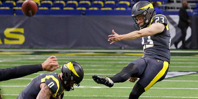 John Parker Romo #23 de los San Antonio Brahms practica tiros de campo antes de su partido contra los St. Louis Battlehawks en el Alamodome el 19 de febrero de 2023 en San Antonio, Texas.