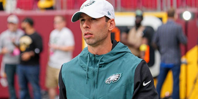 El coordinador defensivo de los Philadelphia Eagles, Jonathan Gannon, observa durante el juego entre los Philadelphia Eagles y los Washington Commanders el 25 de septiembre de 2022 en Fedex Field en Landover, MD.