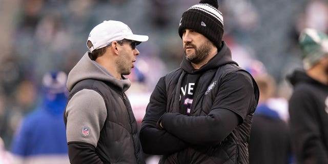 El entrenador en jefe de los Philadelphia Eagles, Nick Sirianni (derecha), habla con el coordinador defensivo Jonathan Gannon durante el prejuego del partido de la Liga Nacional de Fútbol Americano entre los New York Giants y los Philadelphia Eagles el 8 de enero de 2023 en el Lincoln Financial Field en Filadelfia, PA