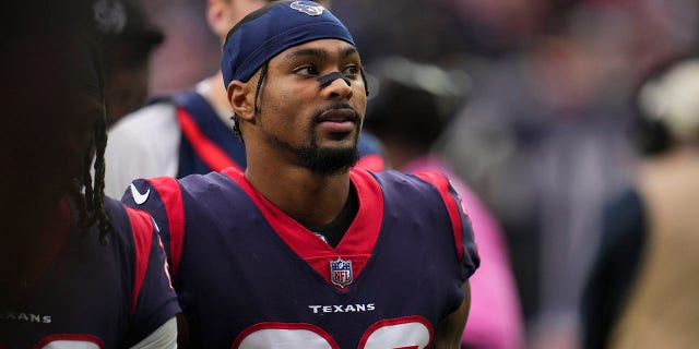 Jonathan Owens de los Houston Texans sale del campo contra los Kansas City Chiefs en el NRG Stadium el 18 de diciembre de 2022 en Houston.