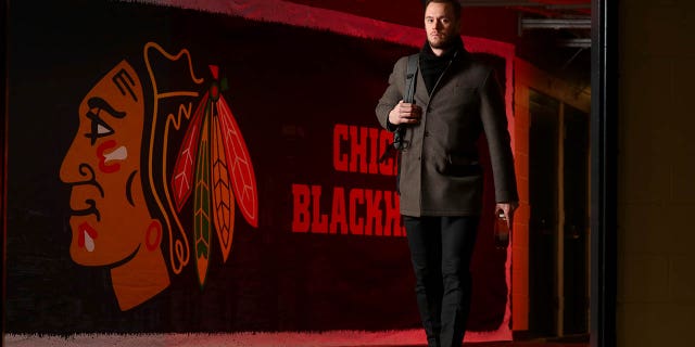 Jonathan Toews #19 de los Chicago Blackhawks llega al United Center para el partido entre los Chicago Blackhawks y Buffalo Sabres el 17 de enero de 2023 en Chicago.