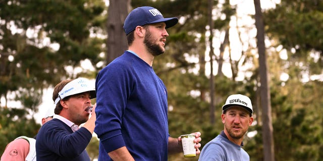 Josh Allen, en primer plano, camina hacia el octavo hoyo durante la primera ronda del AT&T Pebble Beach Pro-Am en el campo de golf Spyglass Hill el 2 de febrero de 2023 en Pebble Beach, California.