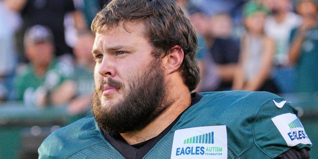 Los Eagles protegen a Josh Sills durante el campamento de entrenamiento el 7 de agosto de 2022 en el Lincoln Financial Field de Filadelfia.