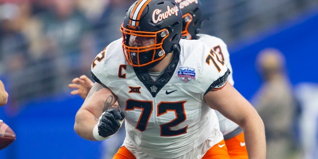 El liniero ofensivo de los Oklahoma State Cowboys, Josh Sills, #72, contra los Notre Dame Fighting Irish en el Fiesta Bowl 2022 en el State Farm Stadium en Glendale, Arizona, el 1 de enero de 2022.