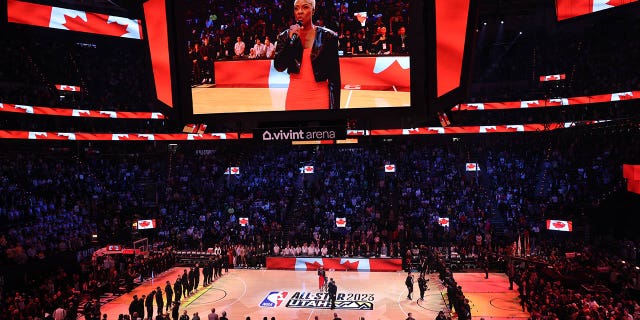 La artista de grabación Jully Black canta el himno nacional canadiense durante el Juego de Estrellas de la NBA como parte del Fin de Semana de Estrellas de la NBA 2023 el domingo 19 de febrero de 2023 en Vivint Arena Vivint Arena en Salt Lake City.