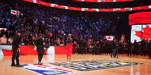Julie Black canta el Himno Nacional Canadiense durante el Juego de Estrellas de la NBA como parte del Fin de Semana de Estrellas de la NBA 2023 el domingo 19 de febrero de 2023 en Vivint Arena en Salt Lake City.