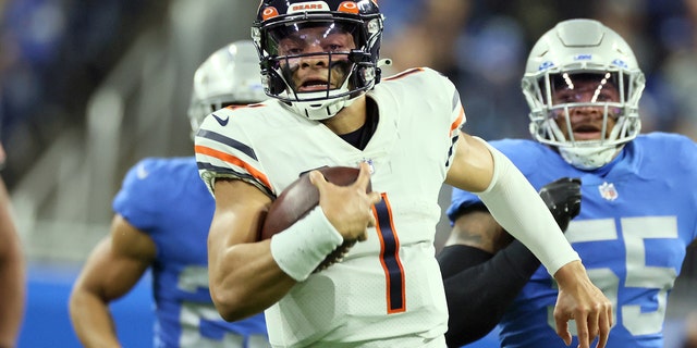 Chicago Bears quarterback Justin Fields carries the ball against the Lions in Detroit on Jan. 1, 2023.